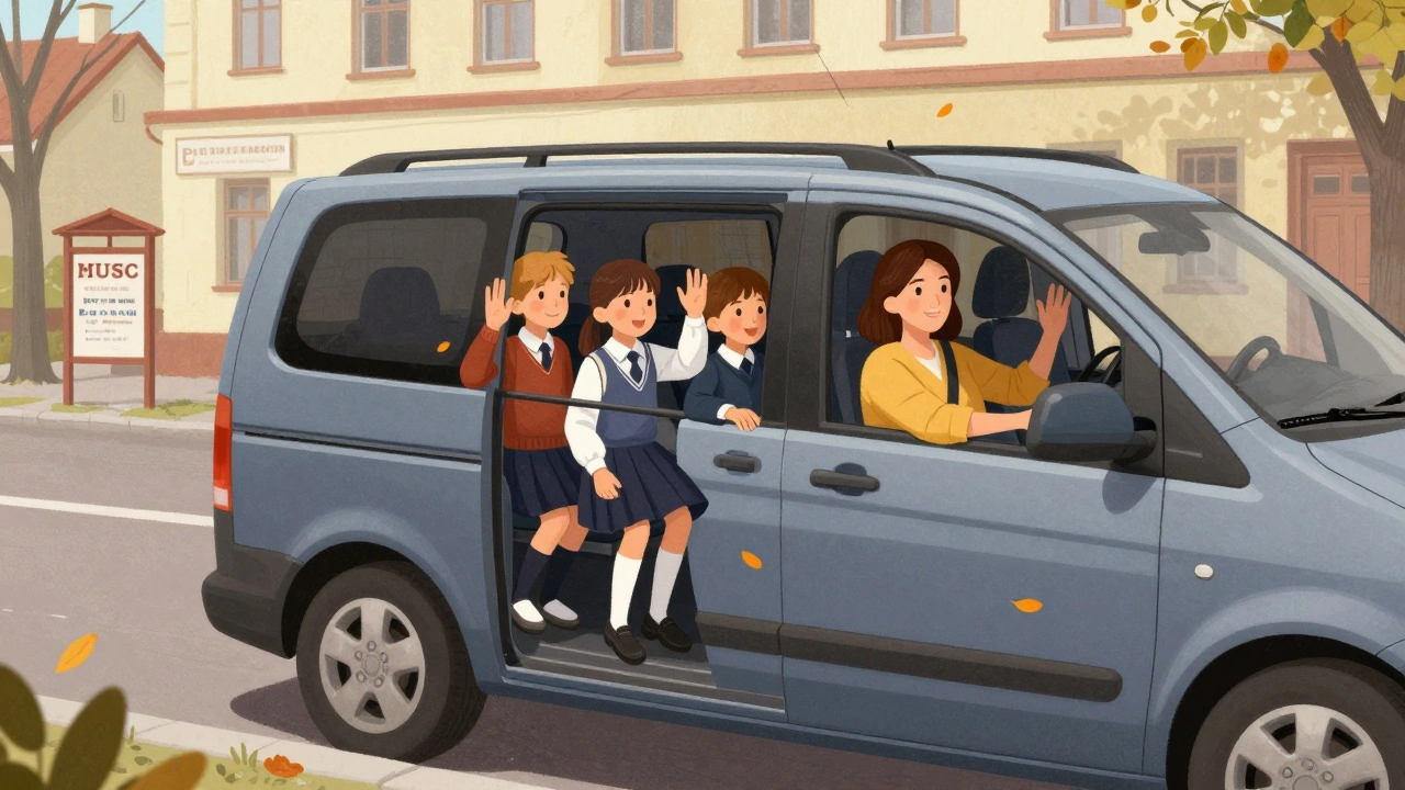 Сім'я в мінівені з дітьми на шкільні заняття в Печерському районі